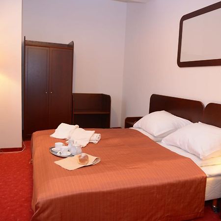 Hotel Pod Debami Тереспол Екстериор снимка