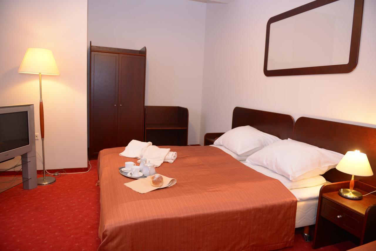 Hotel Pod Debami Тереспол Екстериор снимка