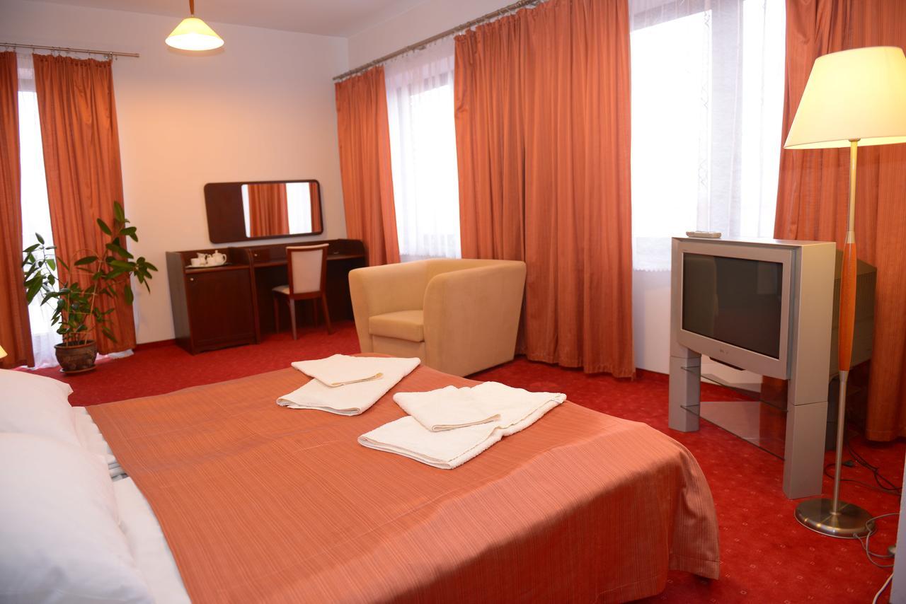 Hotel Pod Debami Тереспол Екстериор снимка